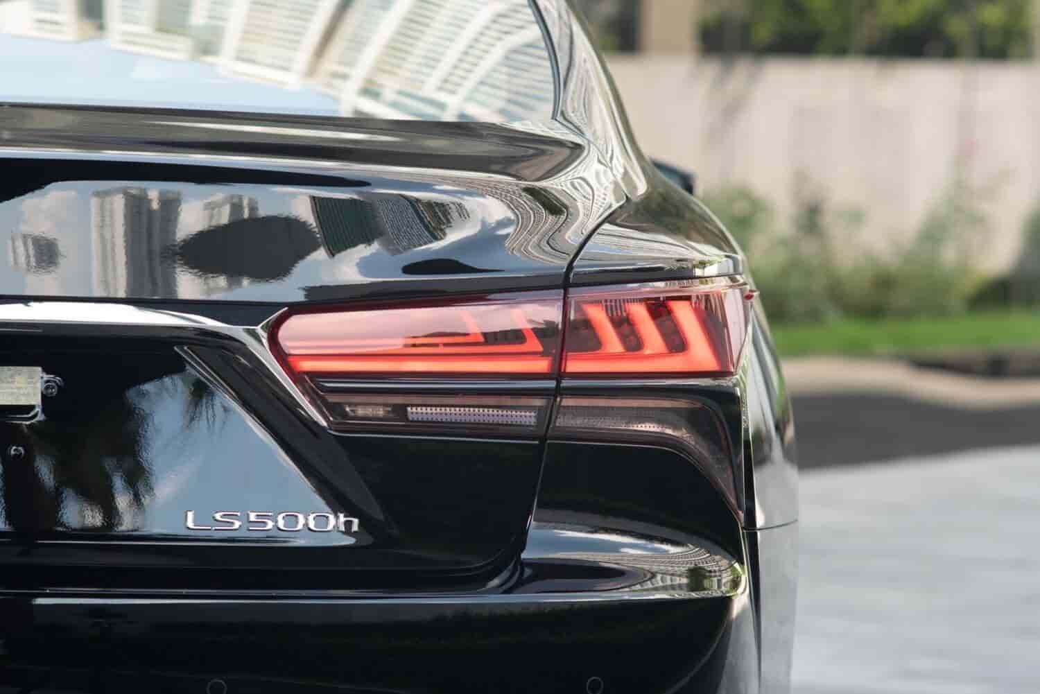 ls500h-gia-ban-xe-lexus-ls-500h-thong-so-ky-thuat-hinh-anh-4