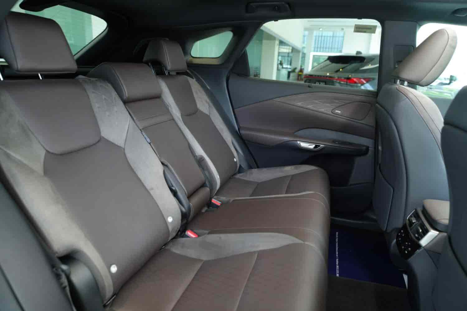 rx350-luxury-hinh-anh-xe-thong-so-va-bao-gia-3