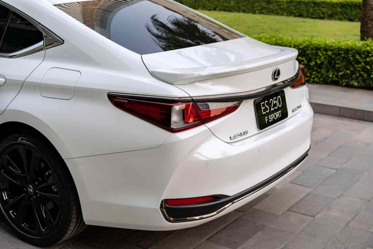xe-lexus-es250-fsport-1