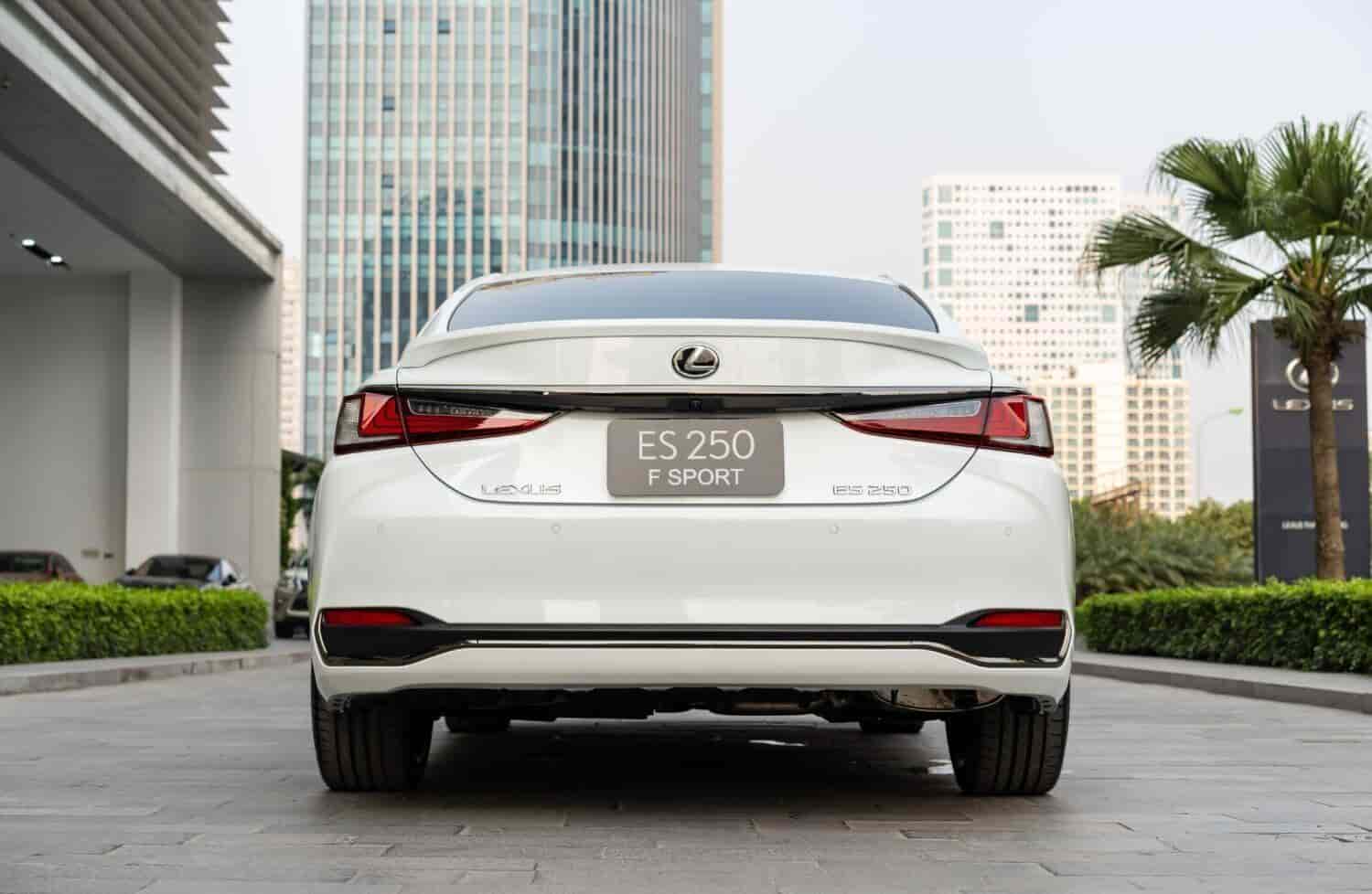 xe-lexus-es250-fsport-2